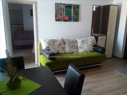 Izdajem prelep stan 45m Zemun Altina