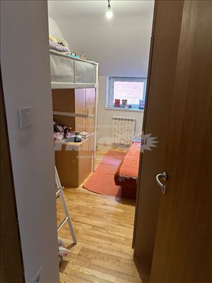 2.0 namešten, parking