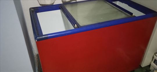 Horizontalni zamrzivac sa staklenim vratima