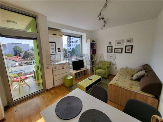 Izdaje se dvosoban stan iza crkve Sveti Luka, 50m2