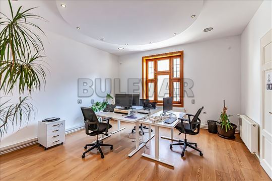 Izdaje se poslovni prostor u centru, 118m2