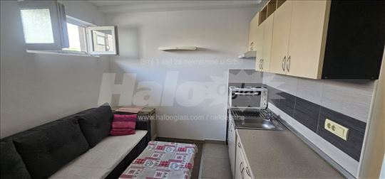 Izdajem garsonjeru 150 m od autobusa 15,45,78