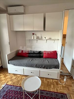 Izdajem namestenu garsonjeru, odmah useljiva