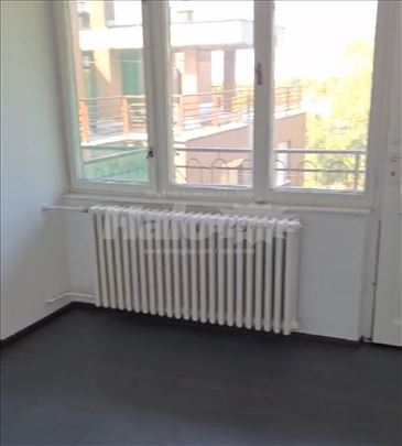 Izdajem svetlu i funakcionalnu garsonjeru