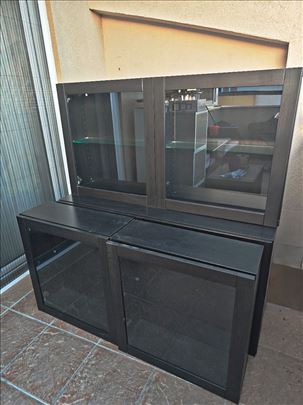 Komoda i 4 staklene vitrine