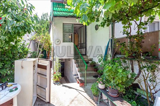 Kuća 50m2, plus pomoćni objekat 33m2, Ledena stena