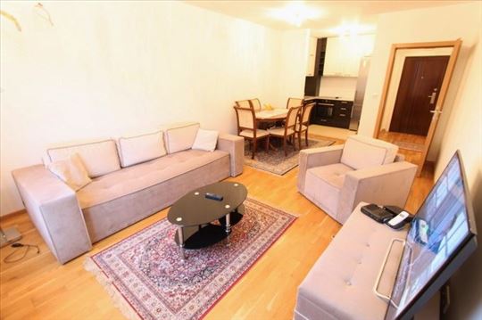 Lep, svetao stan u novijoj zgradi, centar, ID 6370