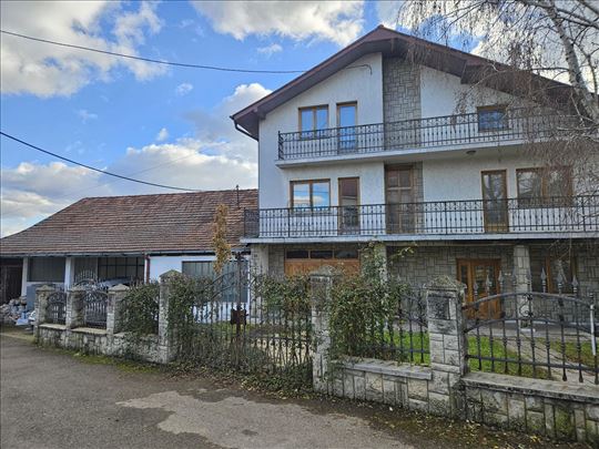 Na prodaju kuca i poslovni prostor