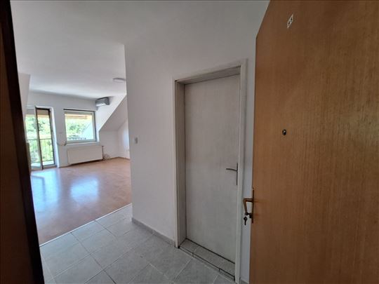Polunamešten, renoviran, jednoiposoban stan 