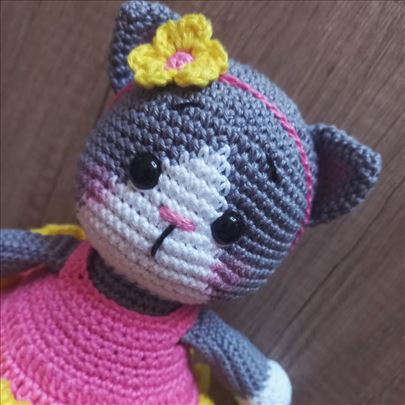 Heklana igračka maca, amigurumi 