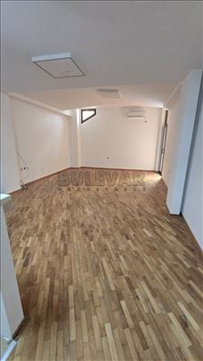 Izdaje se poslovni prostor u centru grada, 51m2