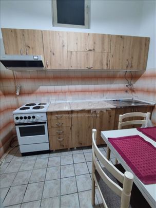 Izdajem trosoban stan u kući naselje Pejton