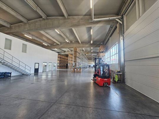 Krnjesevci magacin 2150m2 