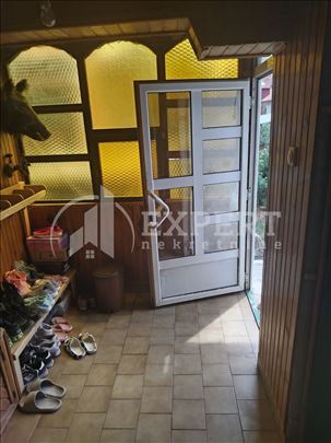 Porodična dvospratna kuća u Brzom Brodu