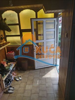 Porodična dvospratna kuća u Brzom Brodu