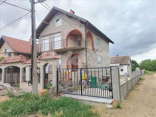 Prodajem dve kuce u Boljevcima kod surcina