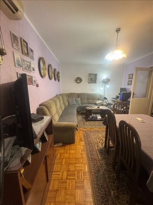 ---Klasičan dvosoban stan na Detelinari 51 m2---