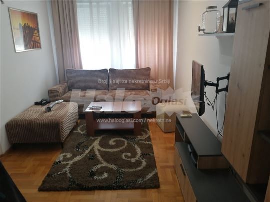 Izdajem lep  funkcionalan 2,5 soban stan