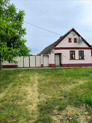 Kuća u Deču sa velikim placem