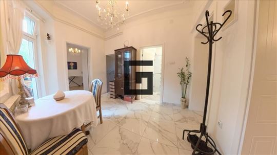 Luksuzan salonac u srcu Vračara – 74 m², Molerova 