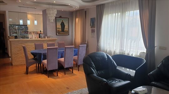Prodaja stana Voždove Kapije 124m2, dve garaže