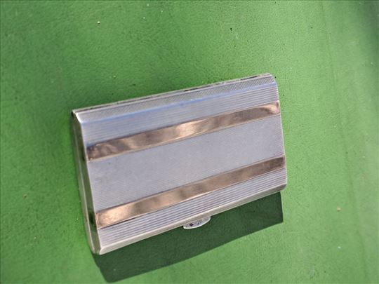 Srebrna tabakera sa zlatnim aplikacijama