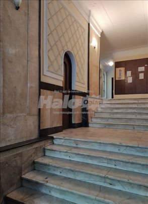 Stan u centru, Strahinjića Bana