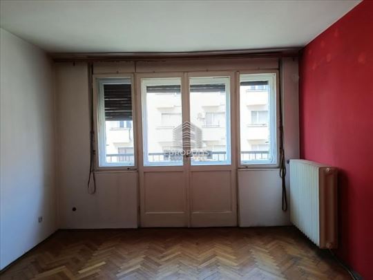 Dvosoban dvostran stan na top lokaciji ID#8016