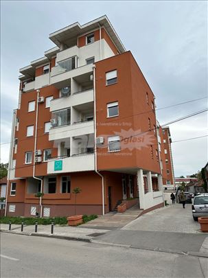 Izdajem garazno mestu u ulici Mome Ardelica 17