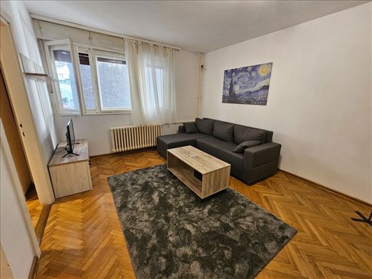 Renoviran jednoiposoban stan u srcu Vračara
