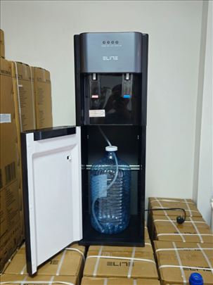 Aparat za vodu sa bocom unutra