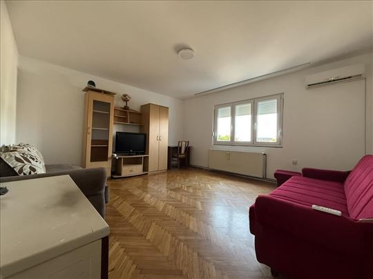 Broker - Mirno, opremljeno, praktično