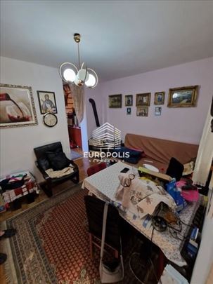 Duplex, sa parkingom i dvoristem, za renoviranje I