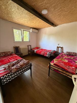 Izdaje se kuća za radnike između Zemuna i Nbg