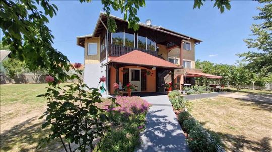 Kljajićevo. Kuća koja ima sve na veeelikom placu o