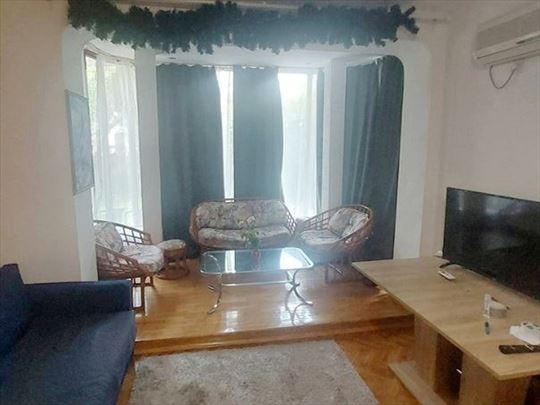 Lep stan sa dvorištem, Senjak, ID 1721