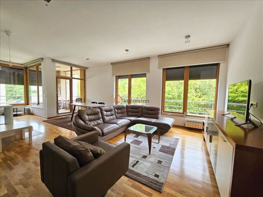 Bright Flat Near Chartwell School.