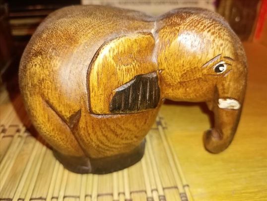 Figura slona od drveta
