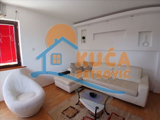 Izdaje se jednoiposoban stan, u Mokranjčevoj ulici