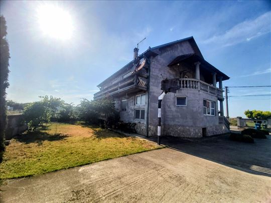  Dve  kuće na placu od 10 ari  u Ugrinovcima