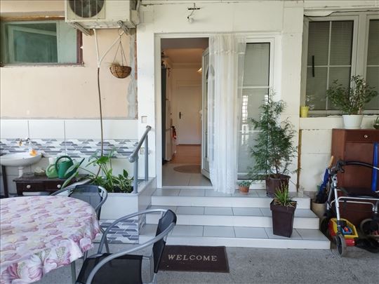 Manja porodična kuća sa okućnicom