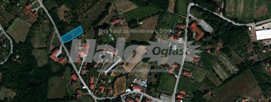 Plac 11ar u selu Globoder pored asfaltnog puta
