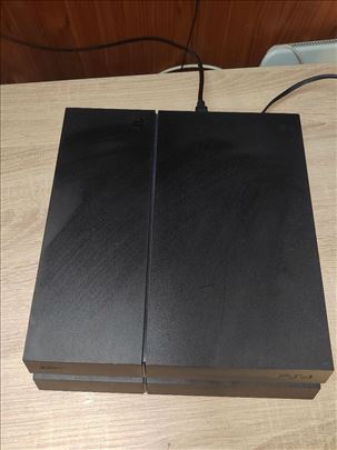 PlayStation 4 (PS4) 500GB – ODLIČNO STANJE – HITNO