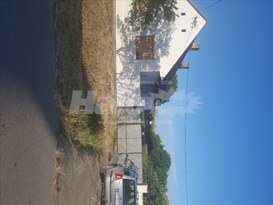 Prodajem prizemnu kucu, sa 20 ari placa