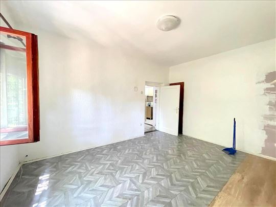 Trosoban stan za renoviranje u srcu Železnika