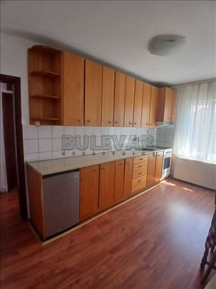 Izdaje se dvosoban stan u kući, u Cetinjskoj ulici