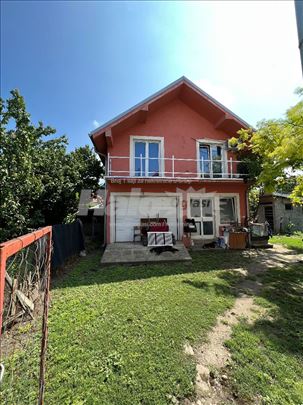 Prodajem kuću 130 m2 Ovčanski Put kod crkve.