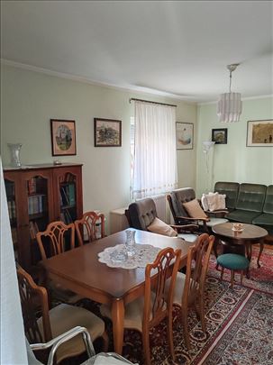Trpezarijski sto sa 6 stolica
