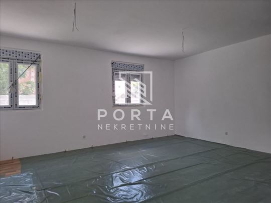 Zemun,četvorosoban stan 79m2 i sopstveno dvorište 