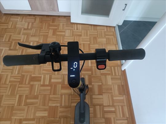 Električni trotinet Xiaomi essential